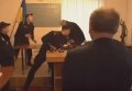 Денисенко бросает бутылку в судью. Видео