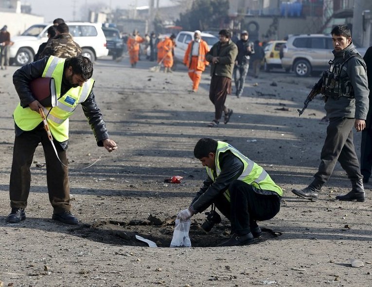 На месте взрыва неподалеку  от аэропорта Кабула (Афганистан)
