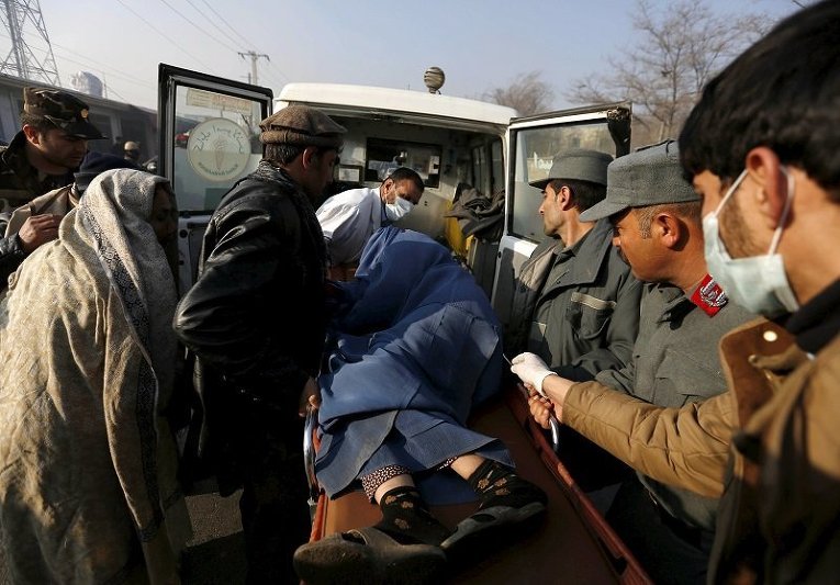Раненный на месте взрыва неподалеку  от аэропорта Кабула (Афганистан)