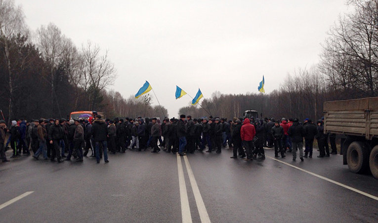 Митингующие аграрии блокируют движения на трассе в Хмельницкой области