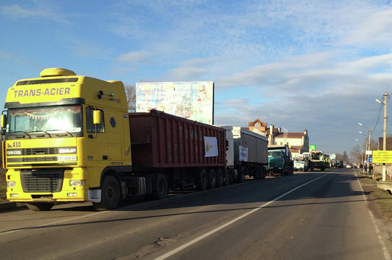 Митингующие аграрии блокируют движения на трассе в Черновицкой области