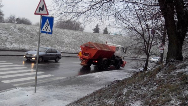 Киевавтодор приступил к превентивной обработке дорог столицы противогололедными материалами.