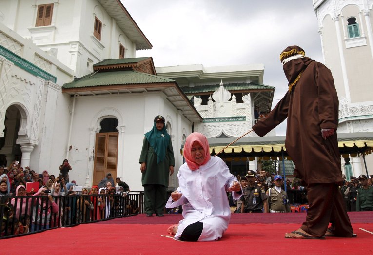 Женщину в Индонезии наказали публичной поркой за добрачную связь с женихом