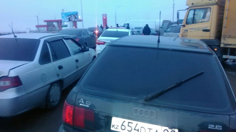 Заторы на дорогах в Казахстане из-за непогоды