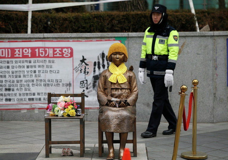 Статуя девушки, символизирующая жертв японского сексуального рабства, Сеул
