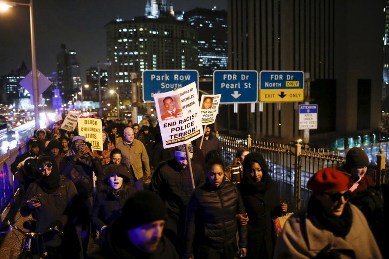 Протестный марш по Бруклинскому мосту против полиции в Манхэттене, Нью-Йорк