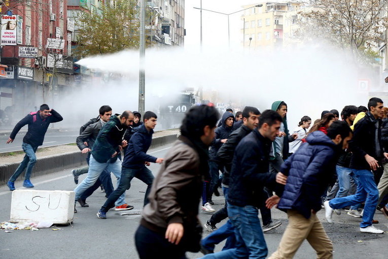 Турецкая полиция использует водометы для разгона демонстрантов во время акции протеста против комендантского часа в городе Диярбакыр, Турция