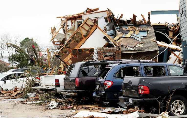 Поврежденные торнадо автомобили на стоянке в городе штата Техас, США