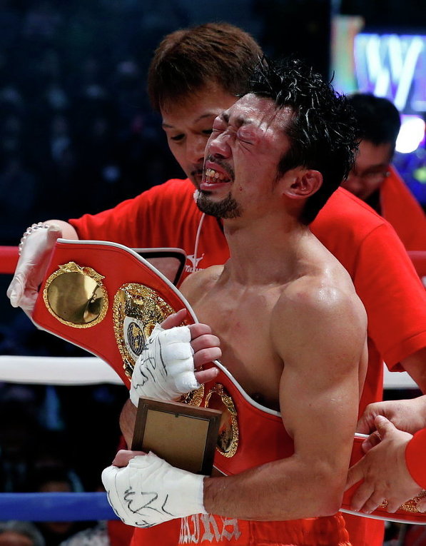 Японец Акира Яегащи после боя с мексиканцем Хавьером Мендосой в титульном матче в Токио, Япония