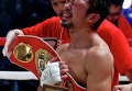 Японец Акира Яегащи после боя с мексиканцем Хавьером Мендосой в титульном матче в Токио, Япония