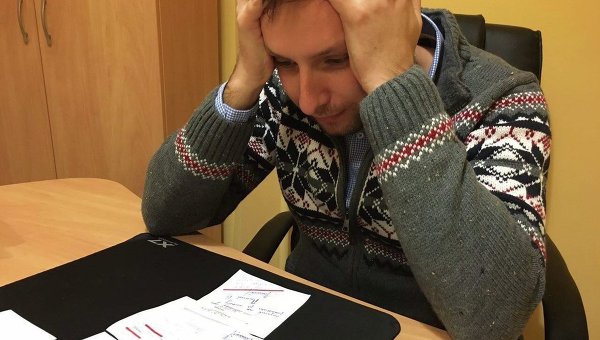 Владимир Парасюк на фоне долговых расписок