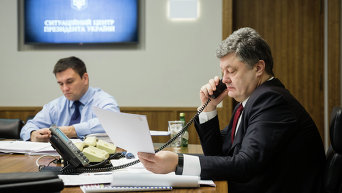 Петр Порошенко во время телефонных переговоров в нормандском формате