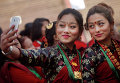 Участницы предновогоднего парада в Непале