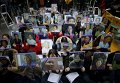 Студенты держат портреты умерших южнокорейских женщин для утех перед японским посольством в Сеуле, Южная Корея