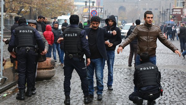 Полицейские обыскивают в Турции. Архивное фото
