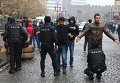 Полицейские обыскивают прохожих во время комендантского часа в Турции, в городе Диярбакыр