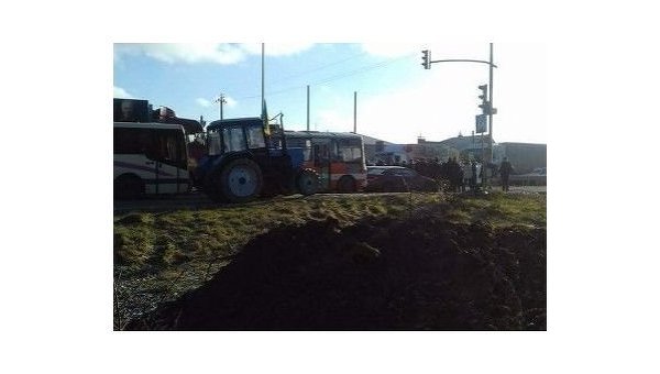 Фермеры 30 декабря во второй половине дня перекрыли трассу Киев - Чоп возле села Солонка во Львовской области