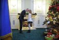 Арсений Яценюк с дочерью и члены Кабинета министров Украины нарядили новогоднюю елку