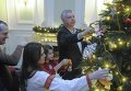 Члены Кабинета министров Украины наряжают елку вместе со своими детьми
