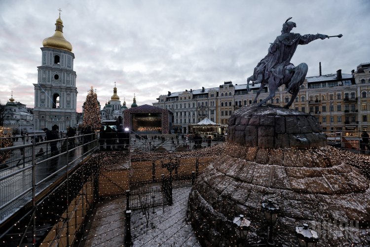Софийская площадь в Киеве накануне Нового 2016 года