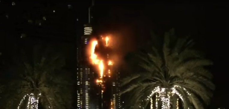 Охваченный огнем отель-небоскреб в Дубае