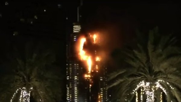 Охваченный огнем отель-небоскреб в Дубае