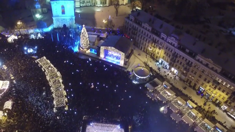 Новый год на Софийской площади в Киеве с высоты птичьего полета. Видео