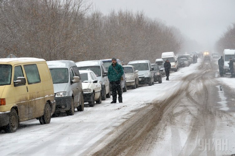 Очередь автомобилей возле контрольно-пропускного пункта Зайцево на линии разграничения в Донецкой области