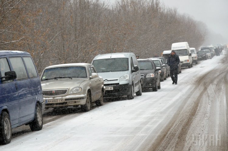 Очередь автомобилей возле контрольно-пропускного пункта Зайцево на линии разграничения в Донецкой области