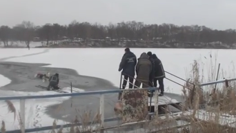 Спасение провалившихся под лед рыбаков в Харькове. Видео