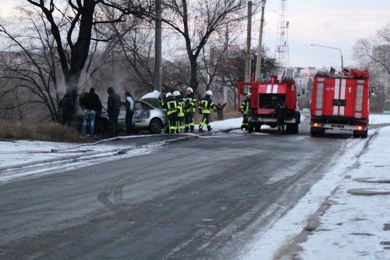 В центре Запорожья автомобиль протаранил дерево и загорелся