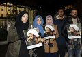 Демонстранты держат фотографию казненного проповедника шейха Нимр ан-Нимра возле посольства Саудовской Аравии в Лондоне