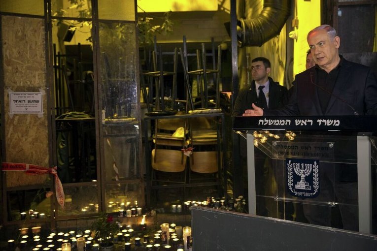 Премьер-министр Израиля Биньямин Нетаньяху на месте стрельбы у бара в Тель-Авиве