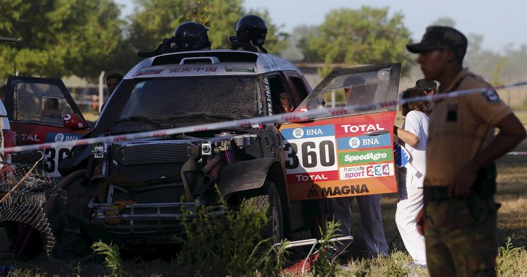 Автомобиль врезался в толпу зрителей в первый день ралли-марафона Дакар в Аргентине