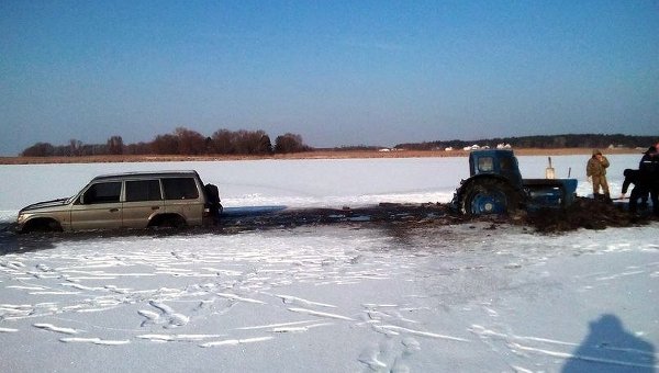 Внедорожник и трактор провалились под лед
