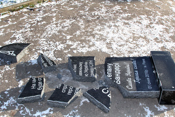 В Ровно повредили мемориальную доску, установленную в честь Степана Бандеры