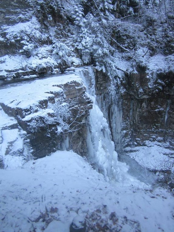 Замерзший Манявский водопад в Карпатах
