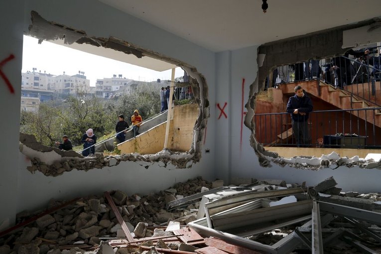 На месте разрушенного дома в Джебель-Мукабер (Палестина)