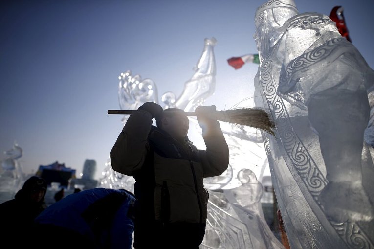 Полировка ледовой скульптуры перед Харбинским международным фестивалем снежных и ледяных скульптур, провинция Хэйлунцзян, Китай
