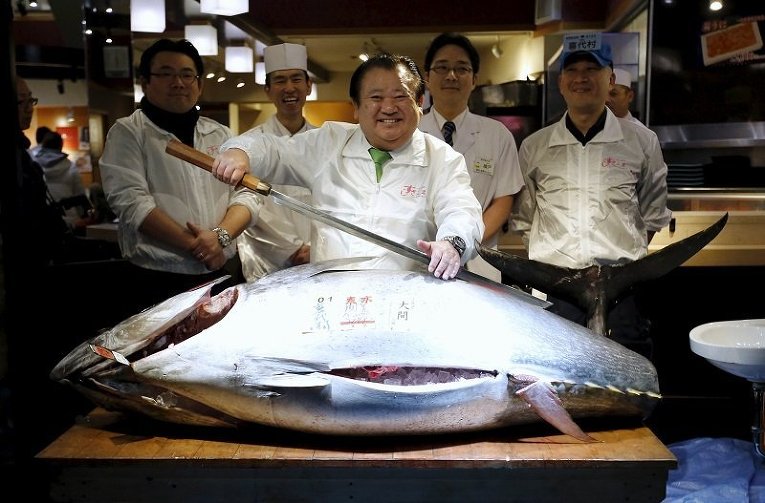 Токийский рыбный рынок Цукидзи. Новогодний аукцион тунца
