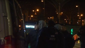 Немецкая полиция обыскивает мигрантов в центре Кельна. Видео