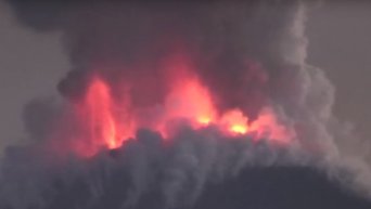 Извержение вулкана Сопутан в Индонезии. Видео