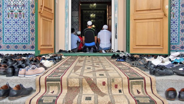 Мусульмане в Севастопольской соборной мечети Акъяр Джами в Крыму