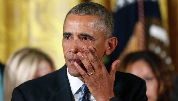 Президент США Барак Обама не смог сдержать слез, когда заговорил о маленьких детях, ставших жертвами стрельбы в 2012 году в школе Сэнди-Хук в штате Коннектикут