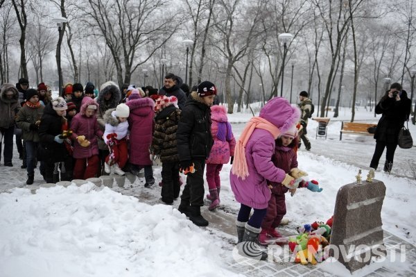 Дети на церемонии возложения цветов и игрушек в память о детях Донбасса, погибших от обстрелов, в парке Ленинского комсомола на Аллее ангелов в Донецке.