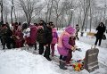 Дети на церемонии возложения цветов и игрушек в память о детях Донбасса, погибших от обстрелов, в парке Ленинского комсомола на Аллее ангелов в Донецке.