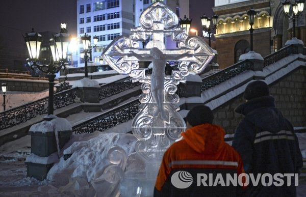 Ледяная фигура во время подготовки к открытию фестиваля ледовых скульптур Вифлиемская звезда на нижней площадке возле Храма-на-Крови в Екатеринбурге.