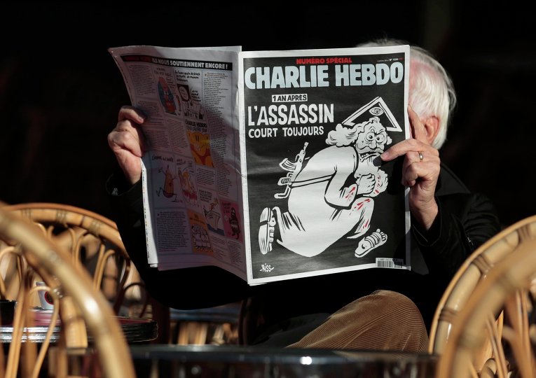 Мужчина читает последний выпуск французского еженедельника Charlie Hebdo