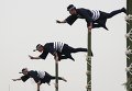 Члены японской Ассоциации Firemanship показывают свое мастерство балансировки на вершине лестницы из бамбука