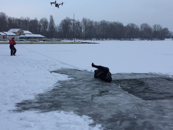 Как спасать человека, провалившегося под лед